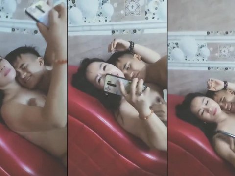 Bị 2 chị vắt kiệt sức em chỉ biết nằm im
